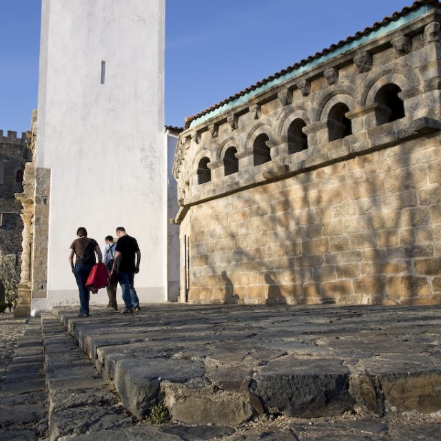 Igreja de Santa Maria, torre do castelo e Domus Municipalis; cidadela. Bragana, Portugal.